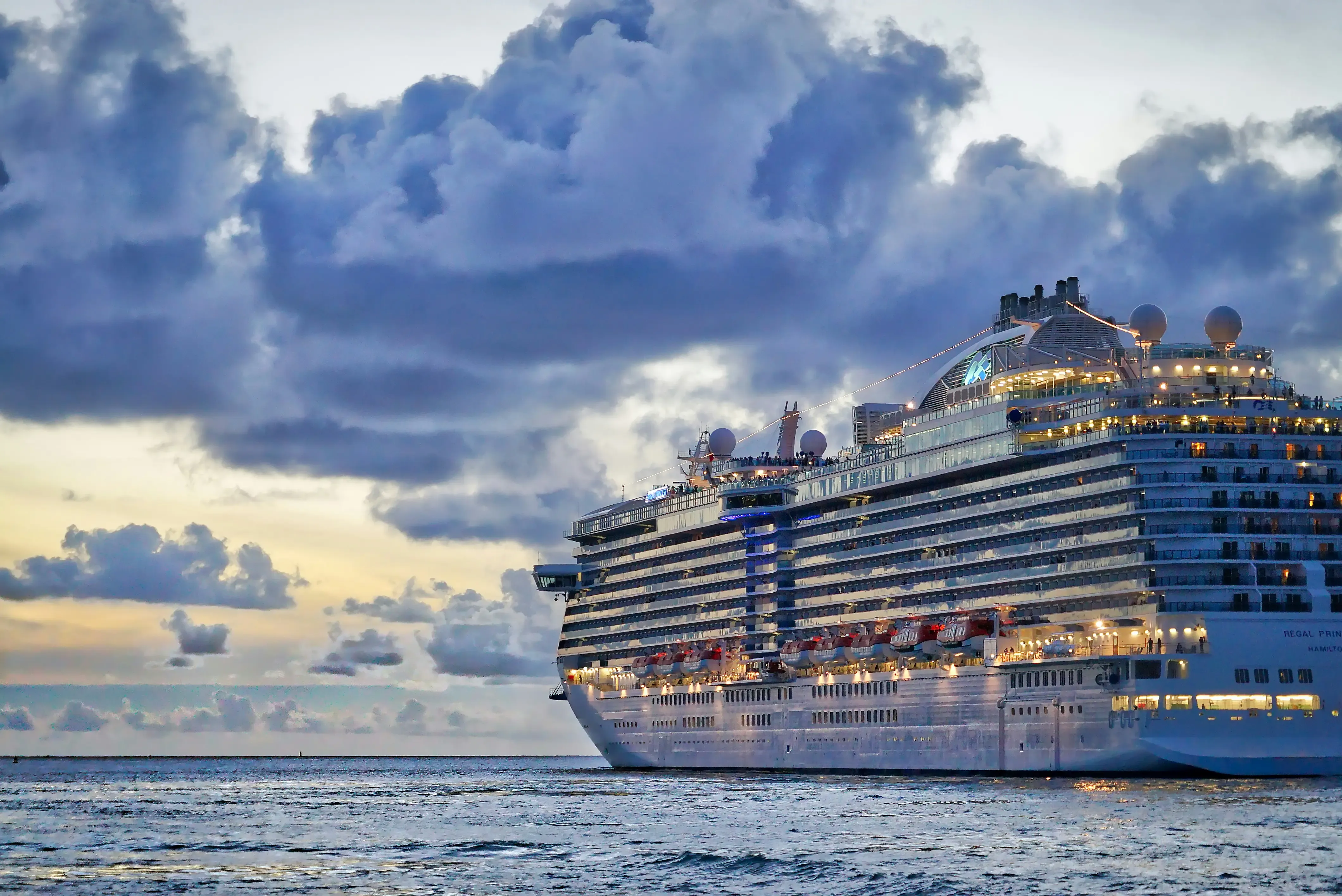 Portada que muestra crucero de lujo
